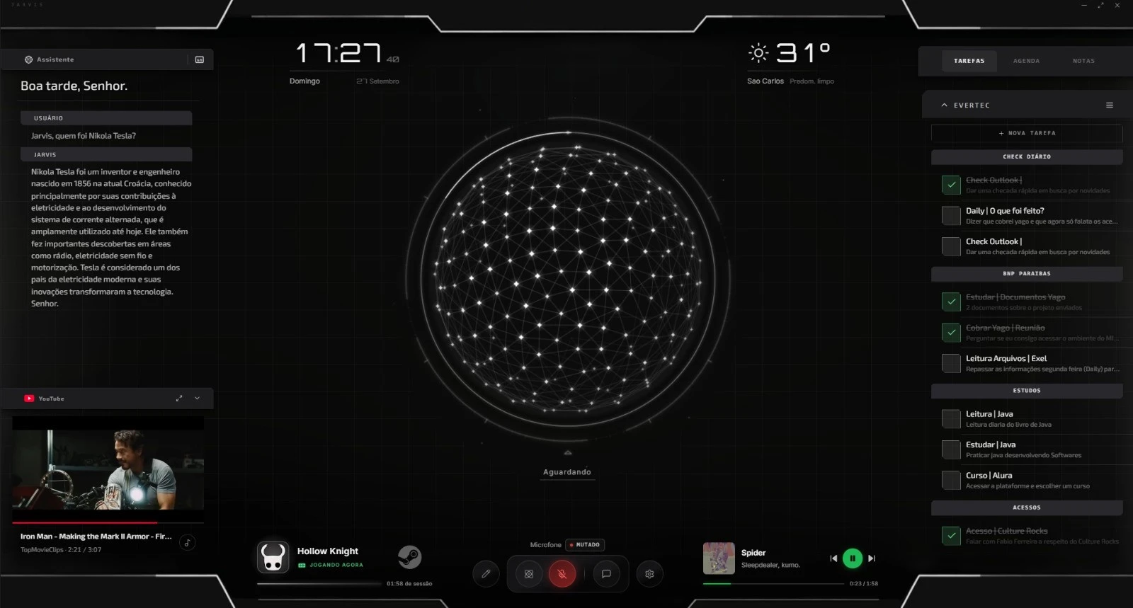Interface do Jarvis com a esfera no centro, assistente e YouTube à esquerda, lista de tarefas à direita, relógio e clima em cima, jogo e Spotify embaixo.